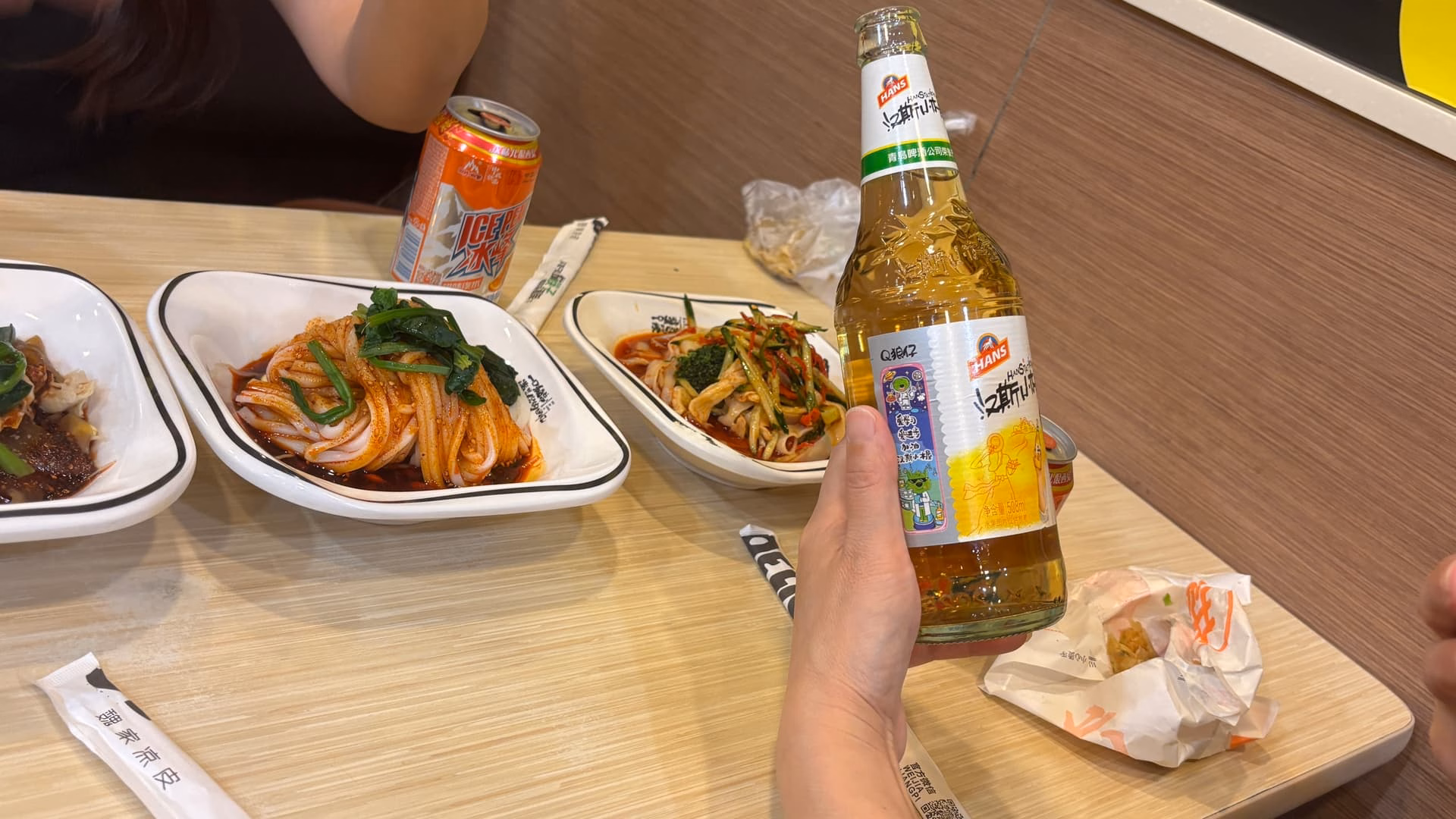在魏家喝冰峰和汉斯小木屋