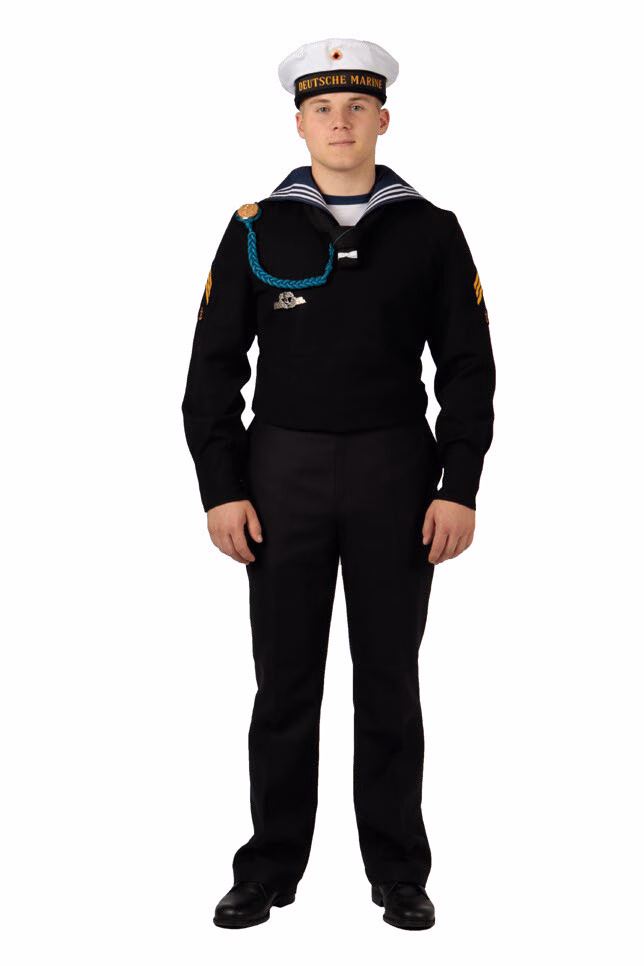 Ein Soldat im Dienstanzug der Marine.