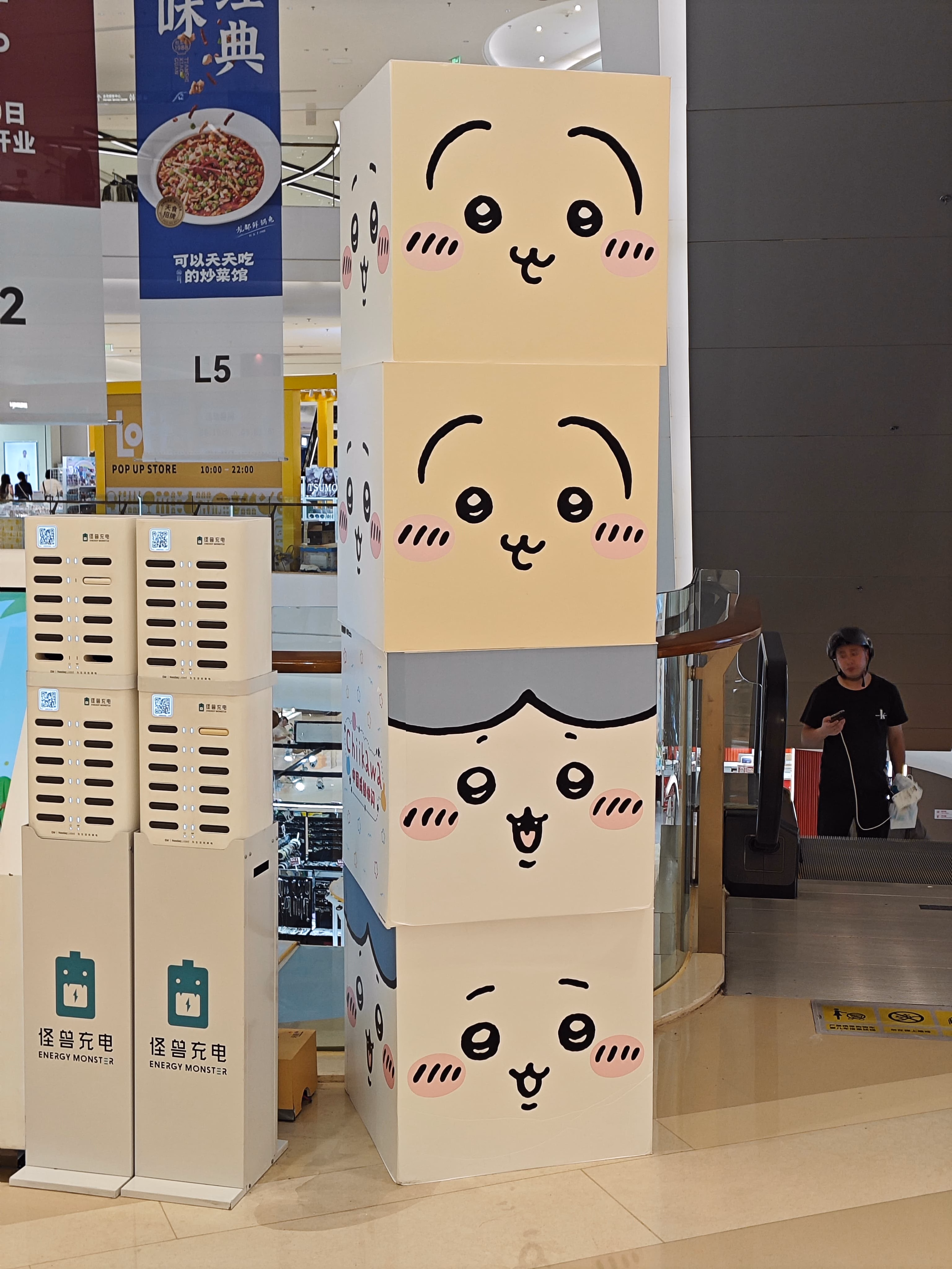 The image depicts four large cardboard boxes stacked on top of each other, each featuring a different cartoon face drawn on it. (由 AI 生成标题)